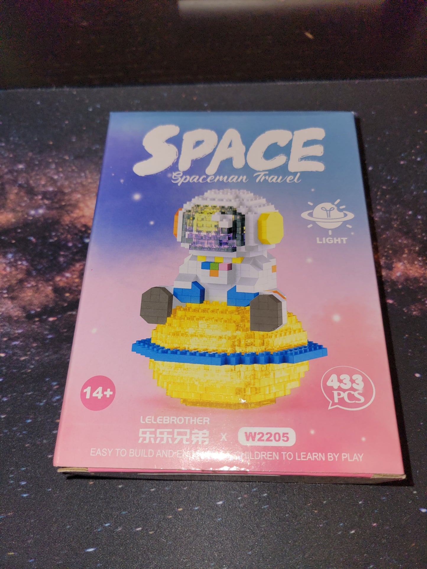 Micro Building Blocks- Astronaut on Planet