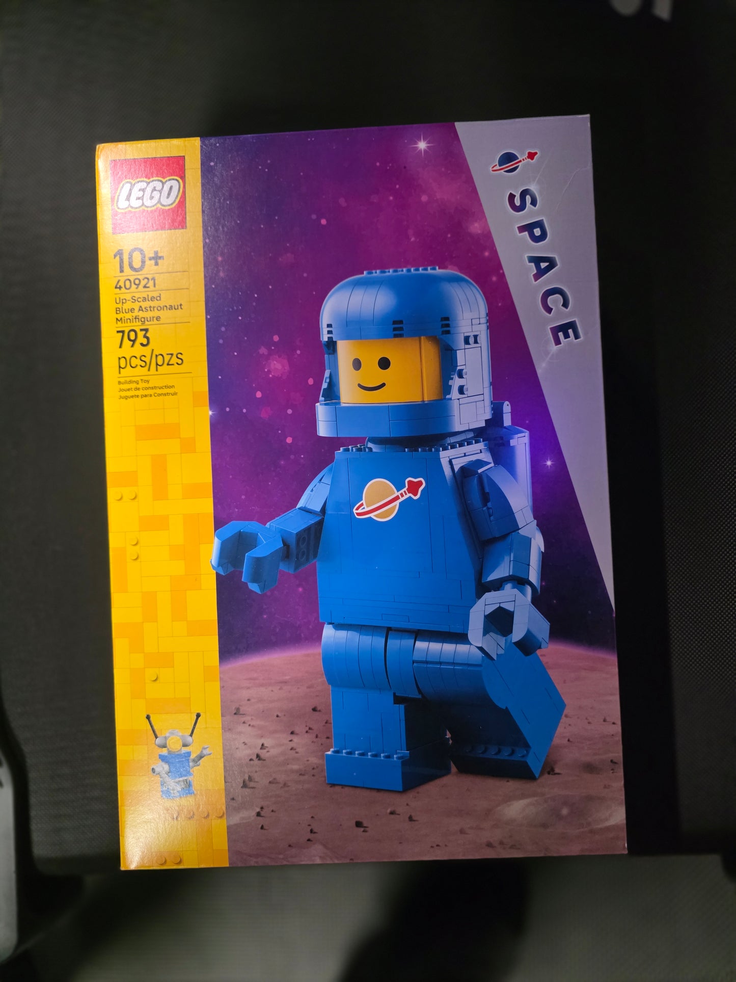 LEGO® Up-Scaled Blue Astronaut Minifigure building set (40921)